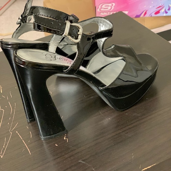 New FERGIE T STRAP HEEL SANDAL - Picture 4 of 8
